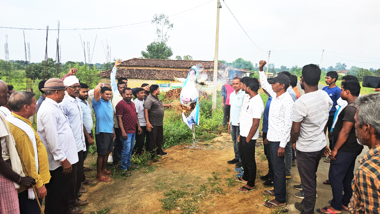 विधायक पर छत्तीसगढ़ी गायिका-लोक कलाकारों  को अपशब्द कहने का आरोप, फूंका पुतला 
