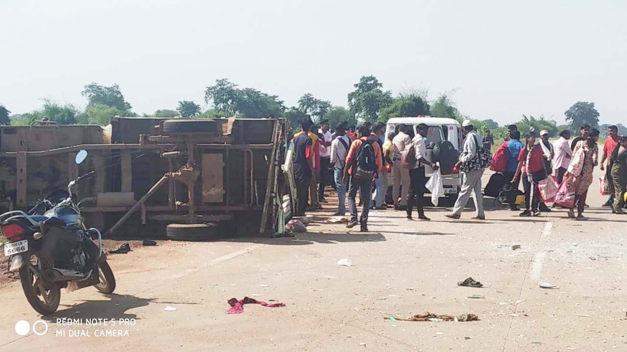 बस की ठोकर से पिकअप पलटी, 6 घायल, बस ड्राइवर फरार