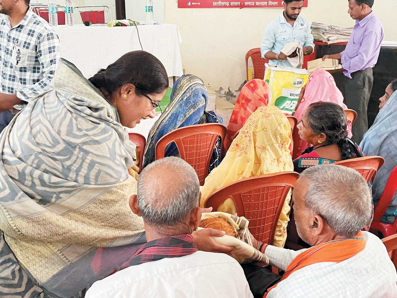 बुजुर्गों का सम्मान एवं स्वास्थ्य परीक्षण