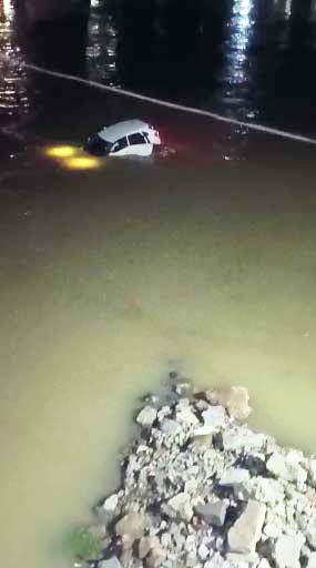 कार डूबने के बाद लापता हुई महिला पहुंची थाने, दिया पुलिस को बयान कार डूबने के बाद लापता हुई महिला पहुंची थाने, दिया पुलिस को बयान
