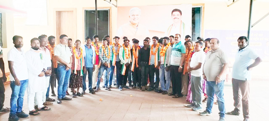 दो दर्जन ग्रामीणों ने किया कांग्रेस प्रवेश दो दर्जन ग्रामीणों ने किया कांग्रेस प्रवेश