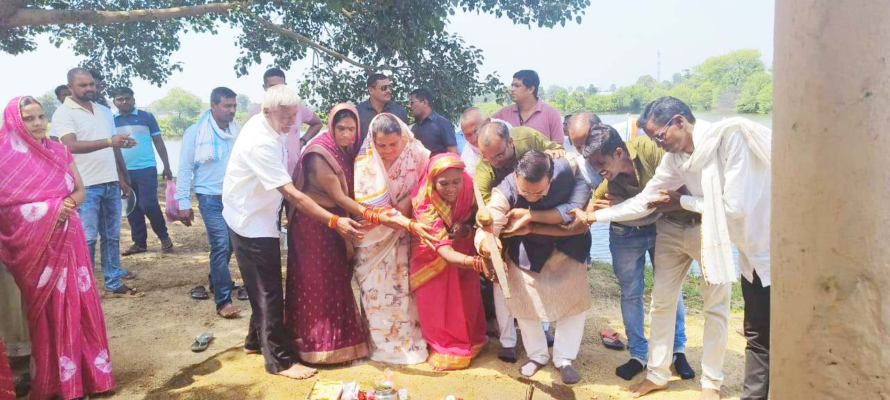 विभिन्न गांव में विधायक ने किया भूमिपूजन विभिन्न गांव में विधायक ने किया भूमिपूजन