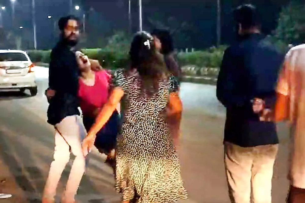 आधी रात लड़कियों का वीआईपी रोड पर हंगामा, रिपोर्ट दर्ज आधी रात लड़कियों का वीआईपी रोड पर हंगामा, रिपोर्ट दर्ज