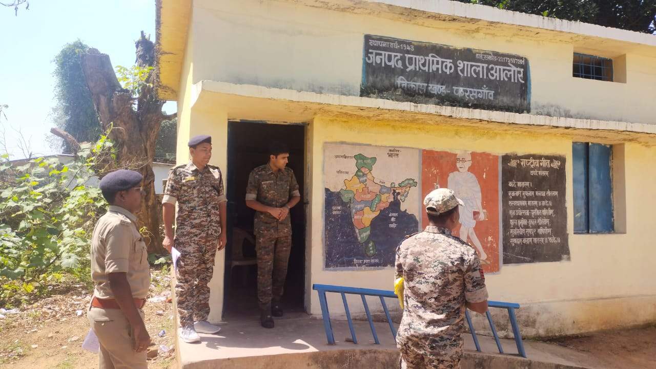 दुर्गम रास्तों से गुजरकर एसपी पहुंचे नक्सल संवेदनशील मतदान केंद्र, किया निरीक्षण