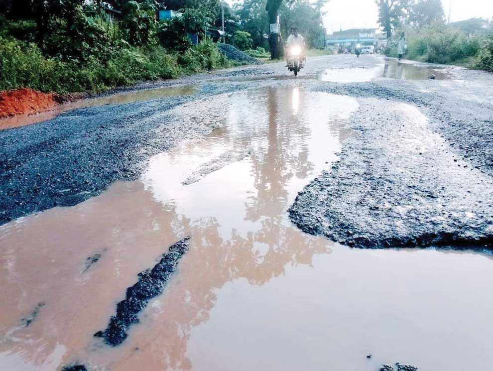 राष्ट्रीय राजमार्ग 343 की हालत जर्जर, गड्ढे दे रहे हादसे को न्यौता