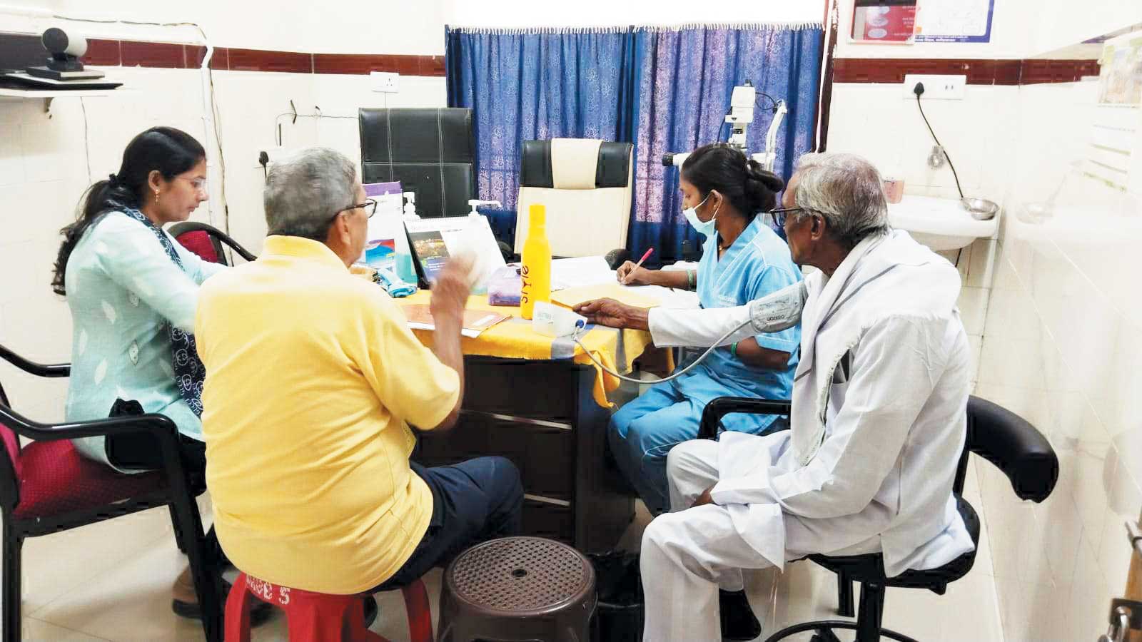 बुजुर्गों के लिए विशेष स्वास्थ्य शिविर