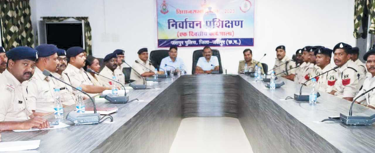 पुलिस अफसर-कर्मियों को चुनावी प्रशिक्षण