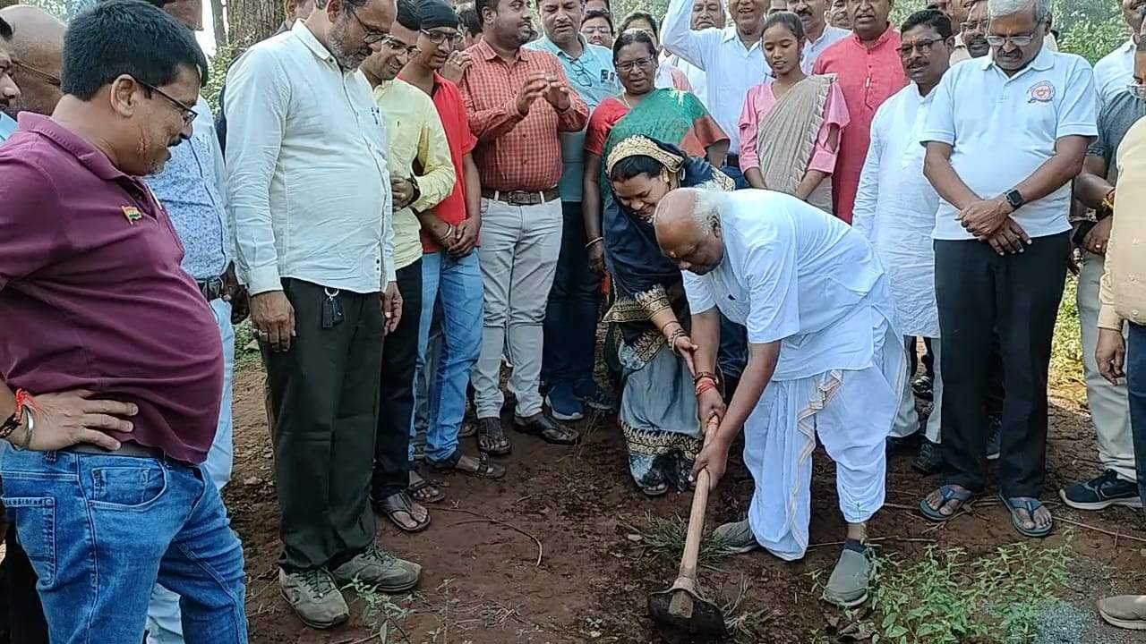 बहु प्रतिक्षित मांग छठ घाट निर्माण का संसदीय सचिव ने किया भूमिपूजन