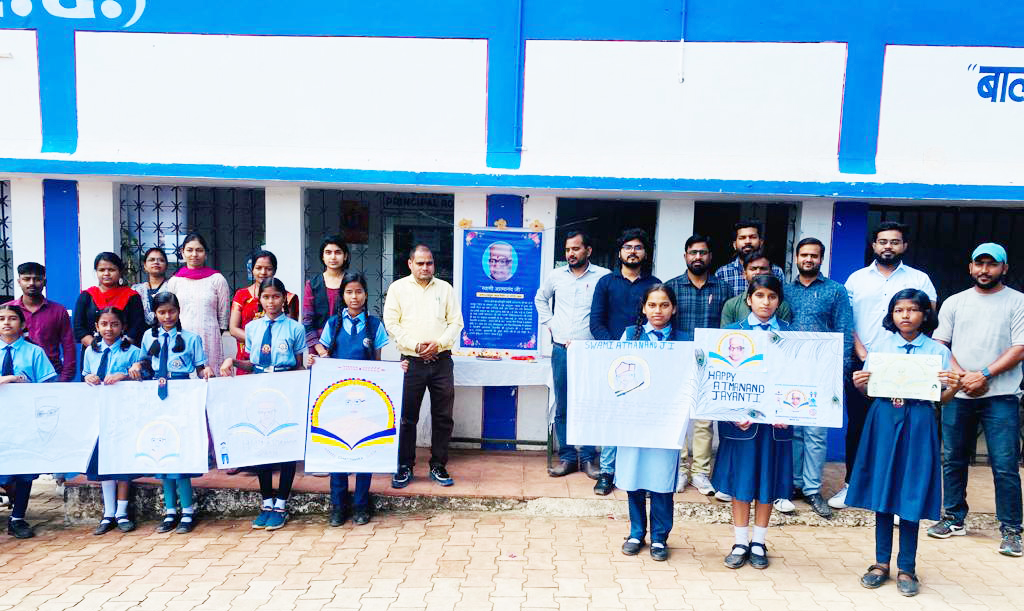 स्वामी आत्मानंद जयंती पर बुजुर्गों का सम्मान कर लिया आशीर्वाद