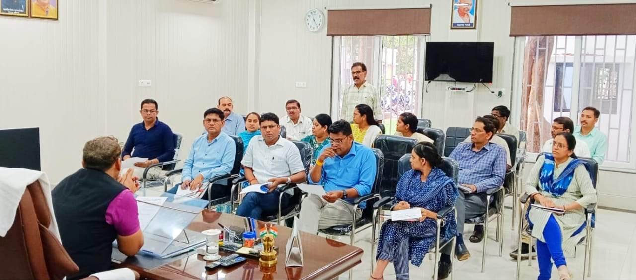 चाक-चौबंद व्यवस्था के निर्देश, कलेक्टर ने ली चुनाव अफसरों की बैठक