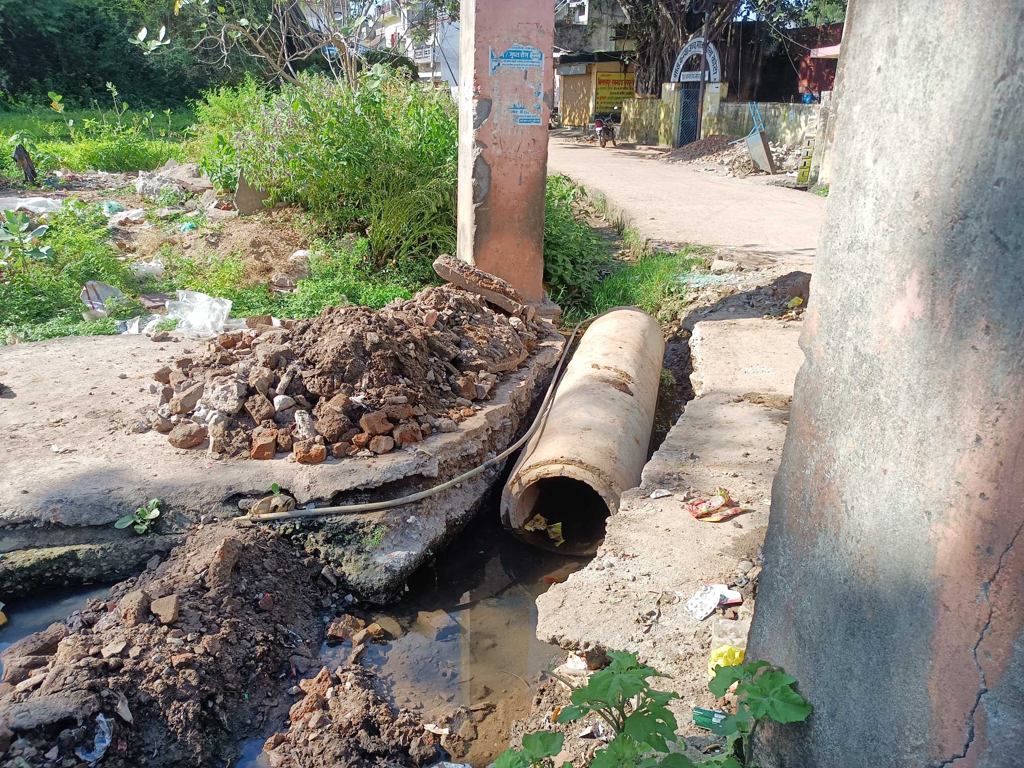  महिनों से नाली में पाइप लगाने गड्ढा खोदकर छोड़ा