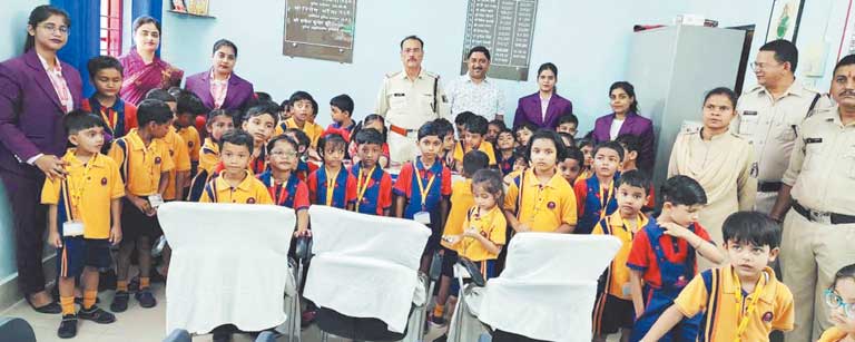 स्कूली बच्चों ने किया पुलिस थाने का भ्रमण