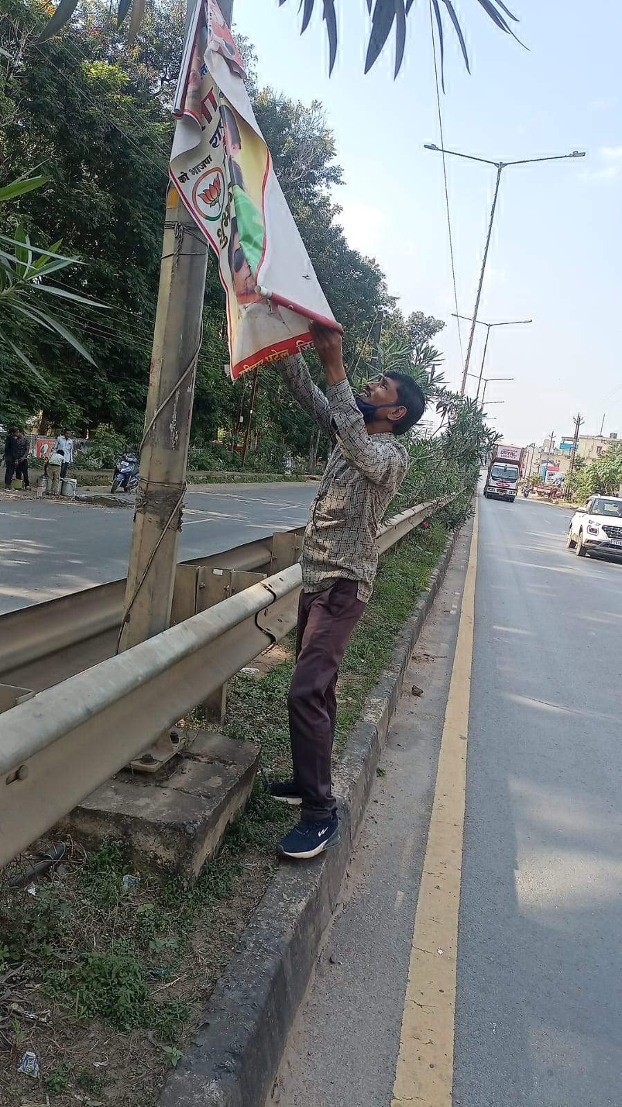 राजनीतिक होर्डिंग्स, पोस्टर्स और बैनर हटाए जा रहे