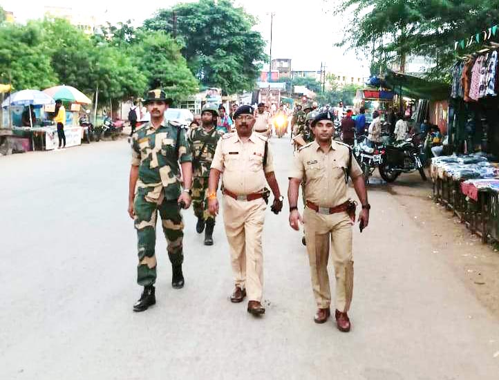 शांति-सुरक्षा व्यवस्था बनाए रखने फ्लैग मार्च 