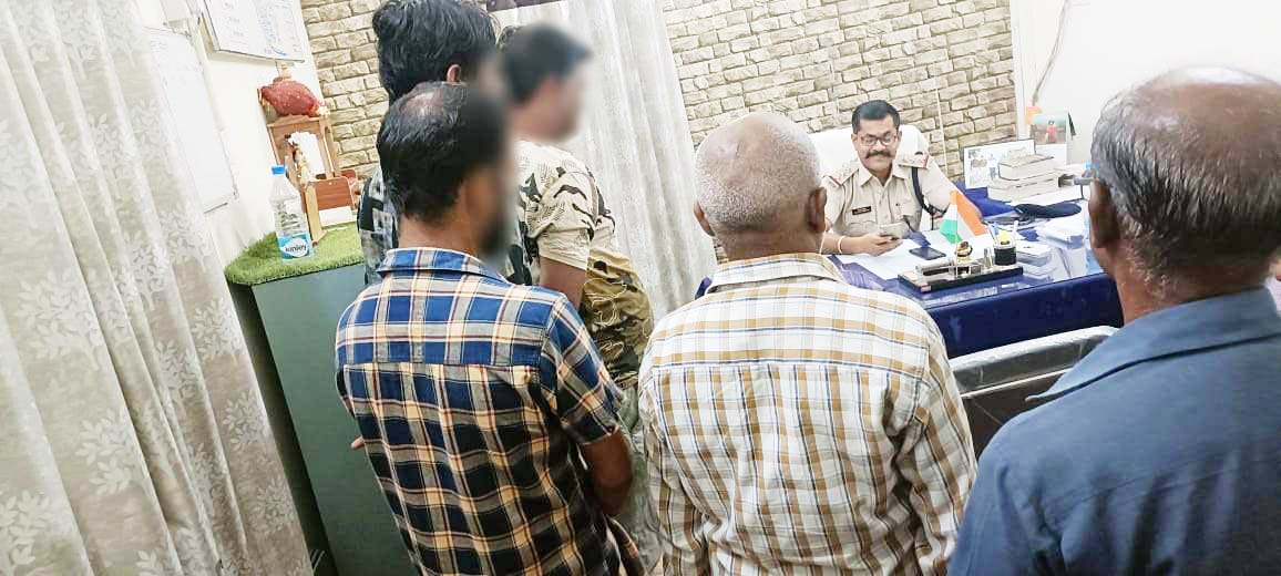 आचार संहिता का पालन कराने थाना प्रभारी ने ली गुंडा बदमाशों की क्लास आचार संहिता का पालन कराने थाना प्रभारी ने ली गुंडा बदमाशों की क्लास
