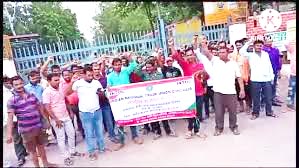 अंबुजा सीमेंट संयंत्र के खिलाफ मजदूरों ने किया प्रदर्शन 