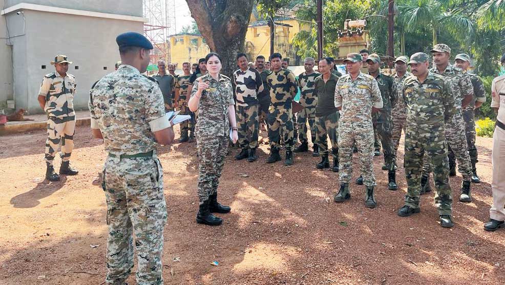 विस चुनाव के मद्देनजर नक्सल प्रभावित थाना/कैम्पों का एसपी ने किया भ्रमण