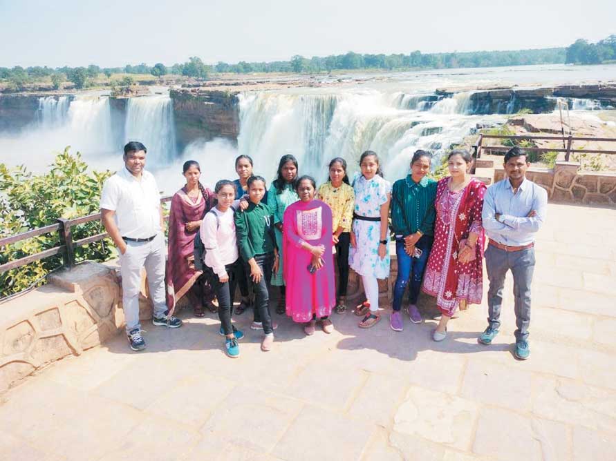  कॉलेज विद्यार्थियों ने किया बस्तर का शैक्षणिक भ्रमण