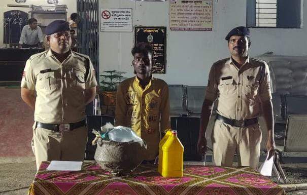 अवैध शराब बिक्री करते 2 कोचिया गिरफ्तार