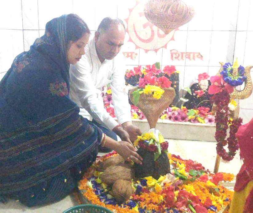 प्रत्याशी घोषित होने पर रंजना  ने मंदिरों में माथा टेका