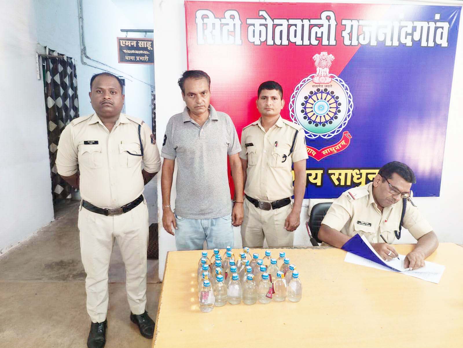 32 पौवा के साथ युवक पकड़ाया 32 पौवा के साथ युवक पकड़ाया