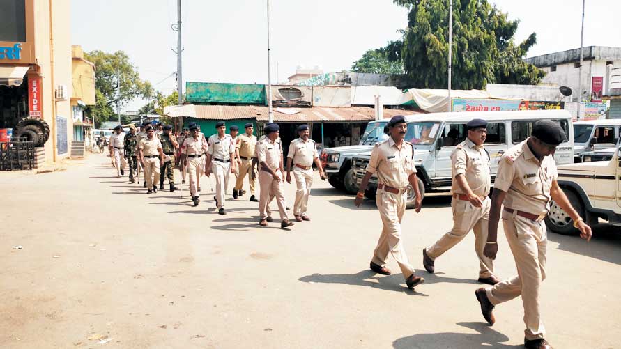कलेक्टर-एसपी ने किया फ्लैग मार्च, मतदान के लिए किया जागरूक