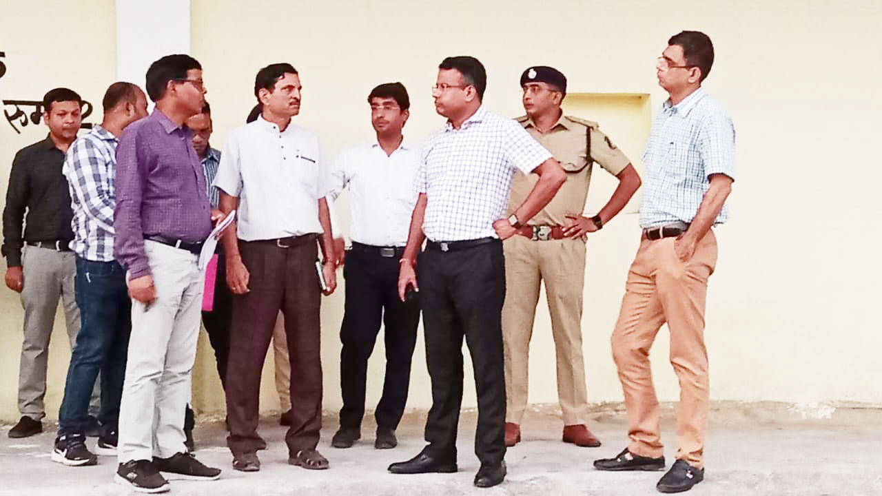 कलेक्टर-एसपी ने स्ट्रांग रूम का आकस्मिक निरीक्षण कर तैयारियों का लिया जायजा