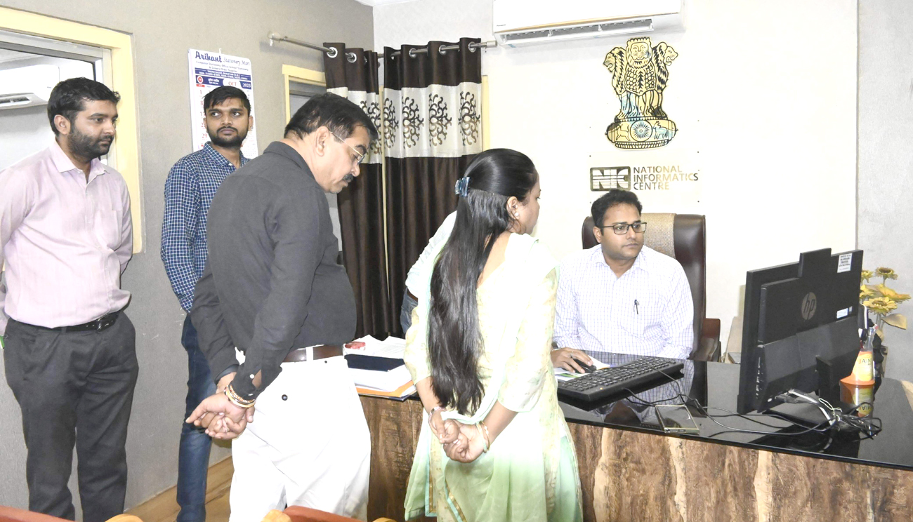 जिला निर्वाचन अधिकारी ने किया  मतदान दलों का प्रथम रेंडमाइजेशन