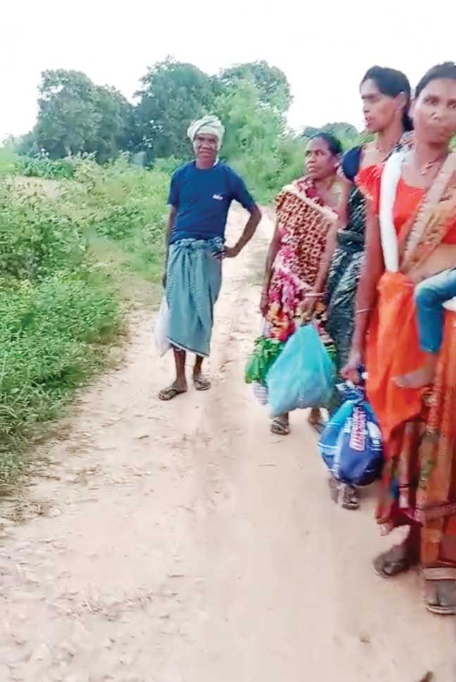 सडक़ खराब और नाले में पुलिया नहीं, आवागमन में हो रही है परेशानी