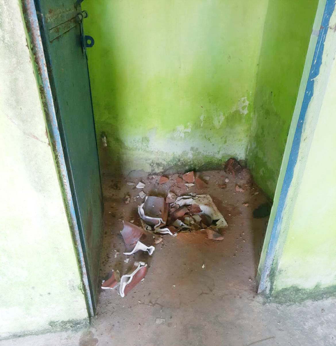 सामु. शौचालय के सेप्टिक  सीटों में तोडफ़ोड़, शिकायत