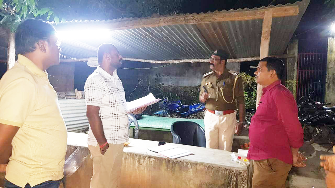 कलेक्टर-एसपी ने अति संवेदनशील क्षेत्र के चेक पोस्ट का किया निरीक्षण