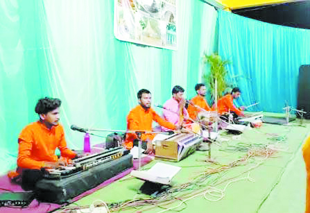 तर्पण के लिए रामकथा सुना रहीं मंडलियां तर्पण के लिए रामकथा सुना रहीं मंडलियां