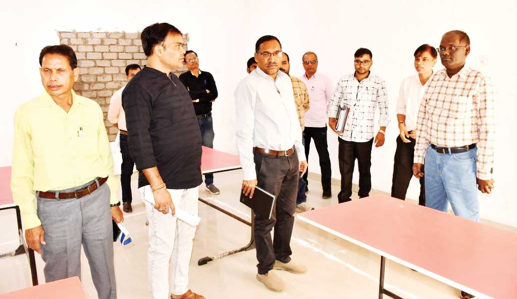लाइवलीहुड कॉलेज भेलवाड़ीह स्ट्रांग रूम का कलेक्टर ने किया निरीक्षण