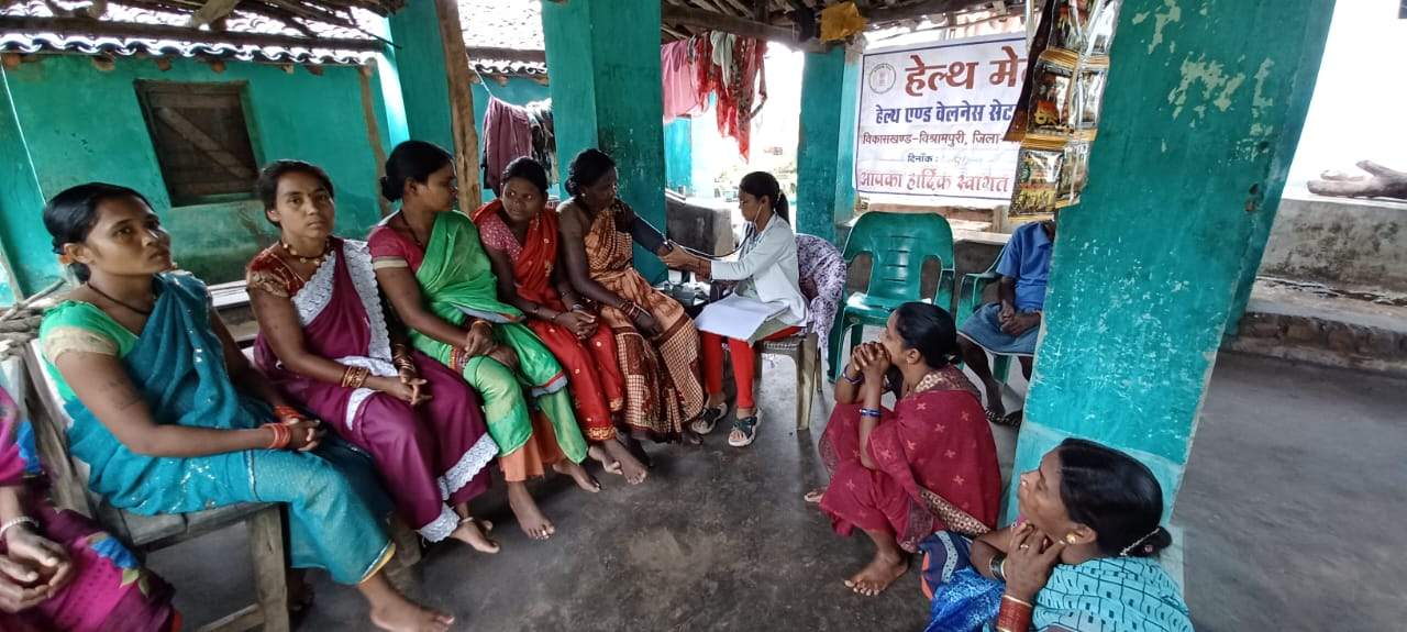 कमार जनजाति के लोगों के स्वास्थ्य की जांच के लिए शिविर