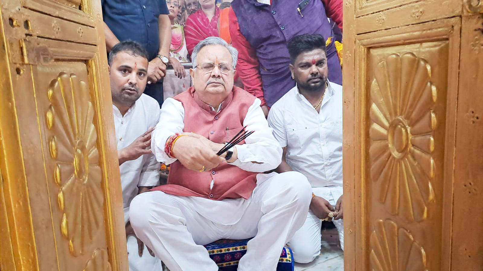 जन्मदिन पर रमन ने मंदिरों में टेका माथा, कार्यकर्ताओं संग काटा केक जन्मदिन पर रमन ने मंदिरों में टेका माथा, कार्यकर्ताओं संग काटा केक