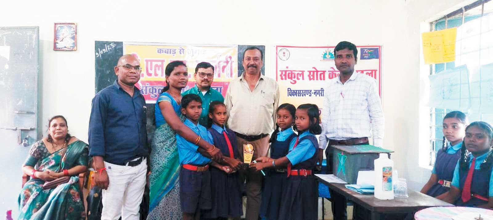 घठुला में शिक्षकों ने लगाई टीएलएम प्रदर्शनी