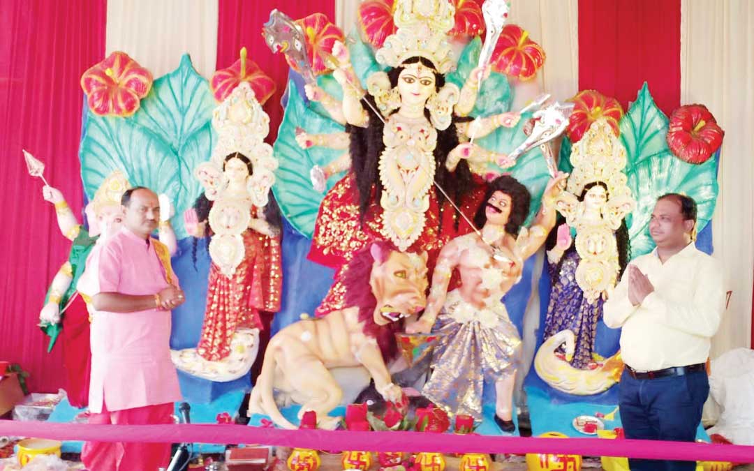 माता रानी का सजा दरबार, उमड़ रहे भक्त