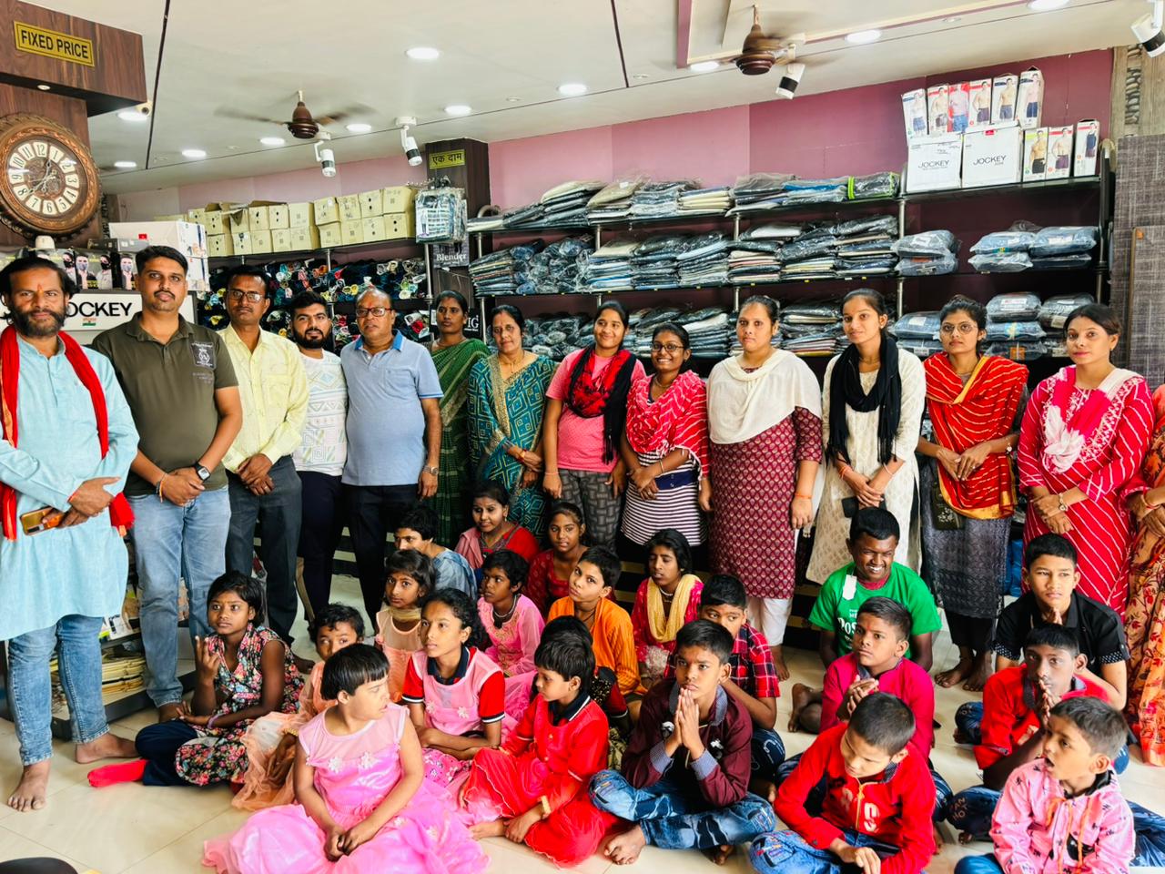 सालासर समिति ने गरीब-बेसहारा को दिलाए नए कपड़े सालासर समिति ने गरीब-बेसहारा को दिलाए नए कपड़े