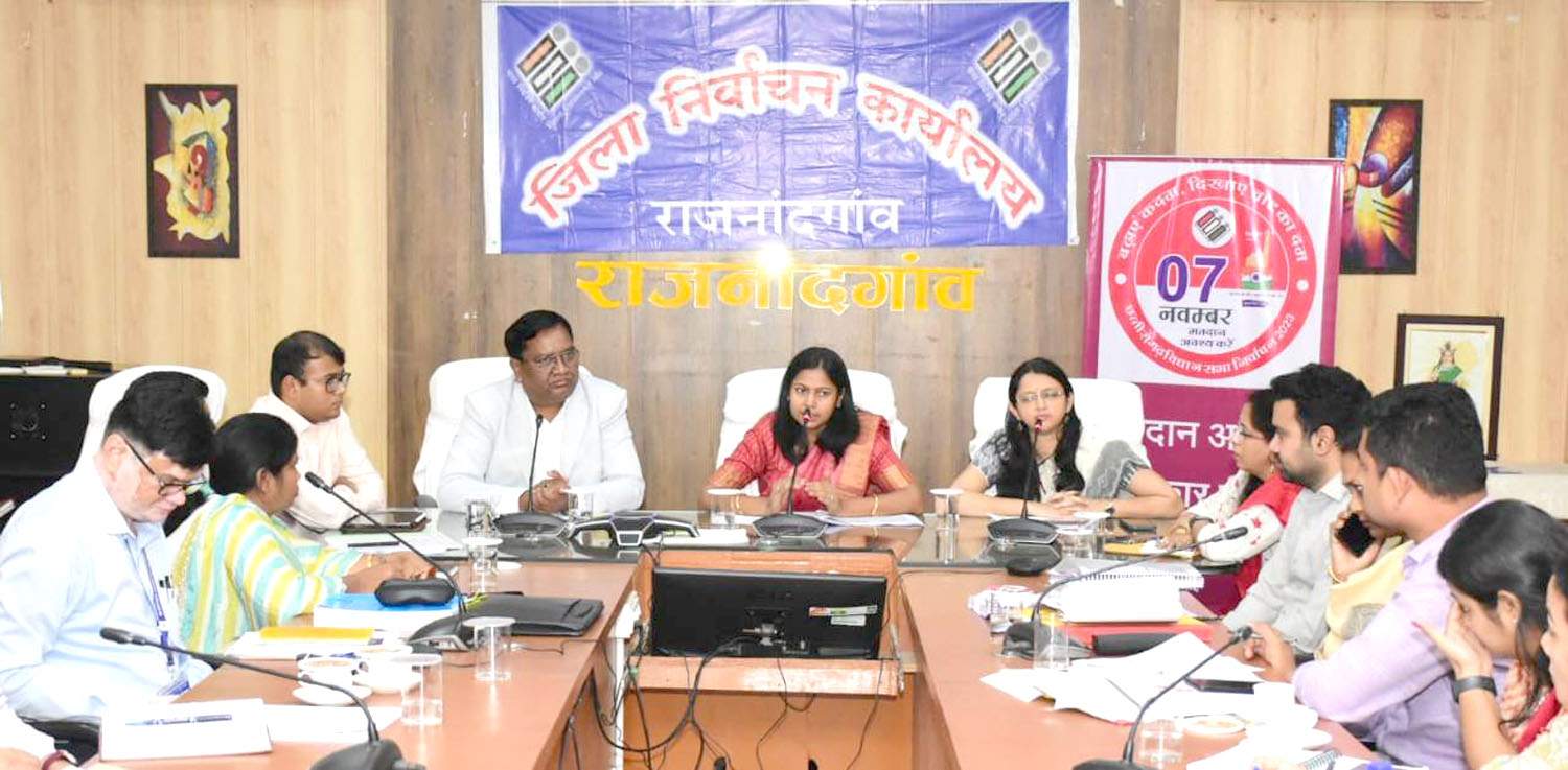 प्रेक्षक ललिता व मुग्धा ने अफसरों की ली बैठक, अभ्यर्थी के खर्च की करें निगरानी प्रेक्षक ललिता व मुग्धा ने अफसरों की ली बैठक, अभ्यर्थी के खर्च की करें निगरानी