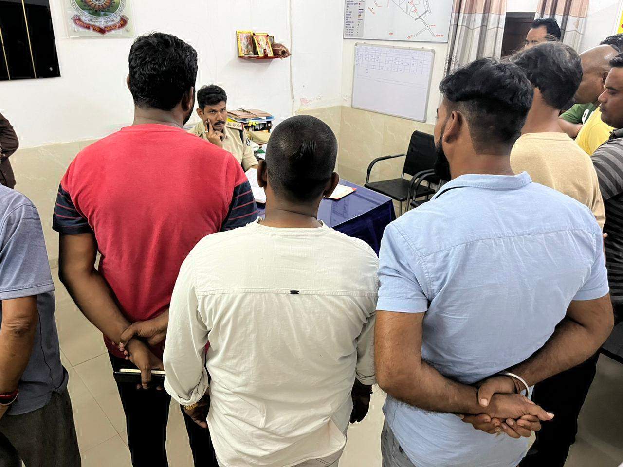 चुनाव से पहले थाना प्रभारियों ने ली निगरानी और गुंडा बदमाशों की क्लास, अपराध से दूर रहने की  दी गई समझाइश