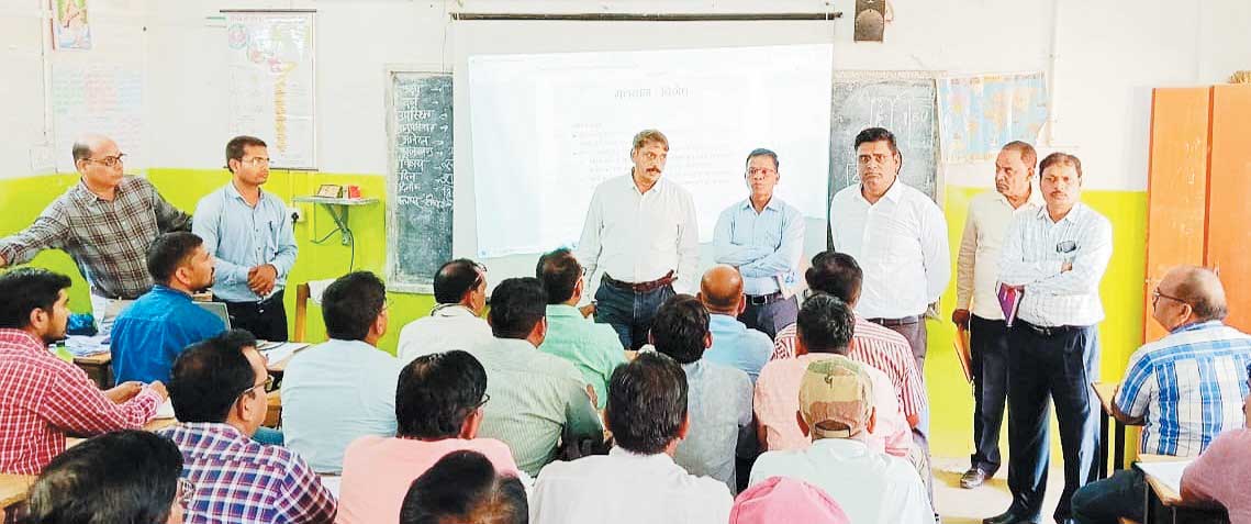 कलेक्टर ने किया मतदान दल प्रशिक्षण स्थल का दौरा