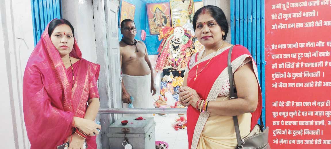 उत्तरी  ने मां काली व समलेश्वरी माता के दरबार पहुंच लिया आशीर्वाद 