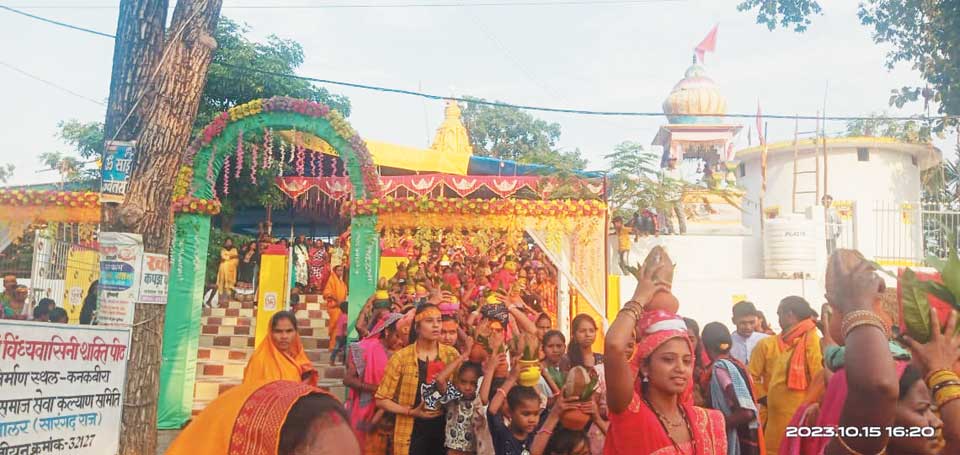 मां कौशलेश्वरी मंदिर में आस्था के दीप जले