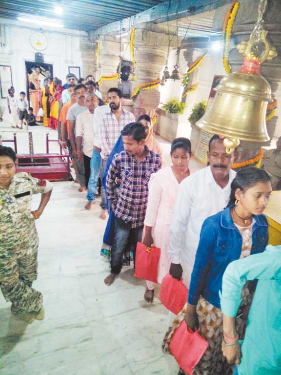 नवरात्रि: दंतेश्वरी मंदिर में भक्तों की कतार