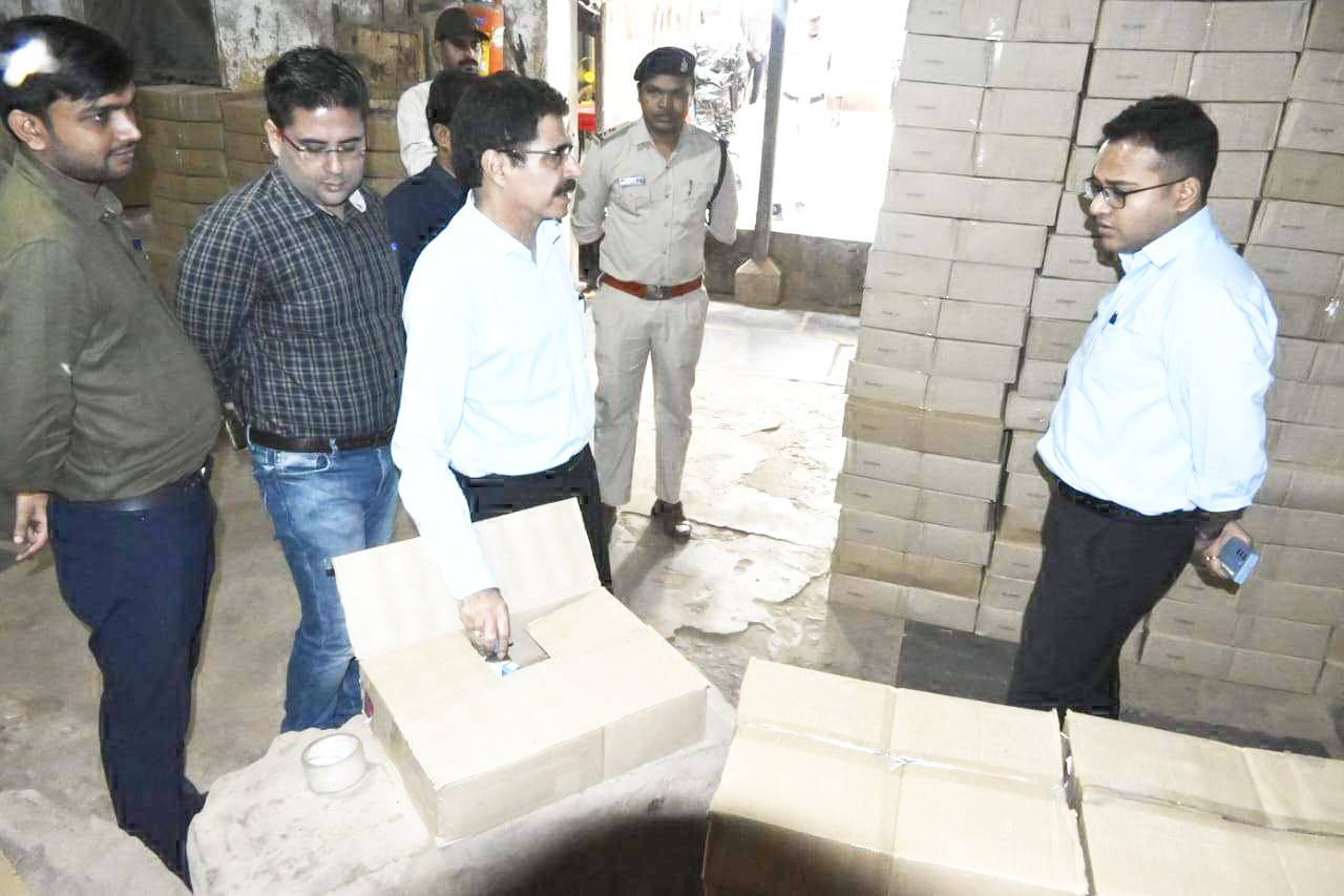 कलेक्टर ने रत्नाबाँधा चौक स्थित  वेयर हाऊस का किया निरीक्षण
