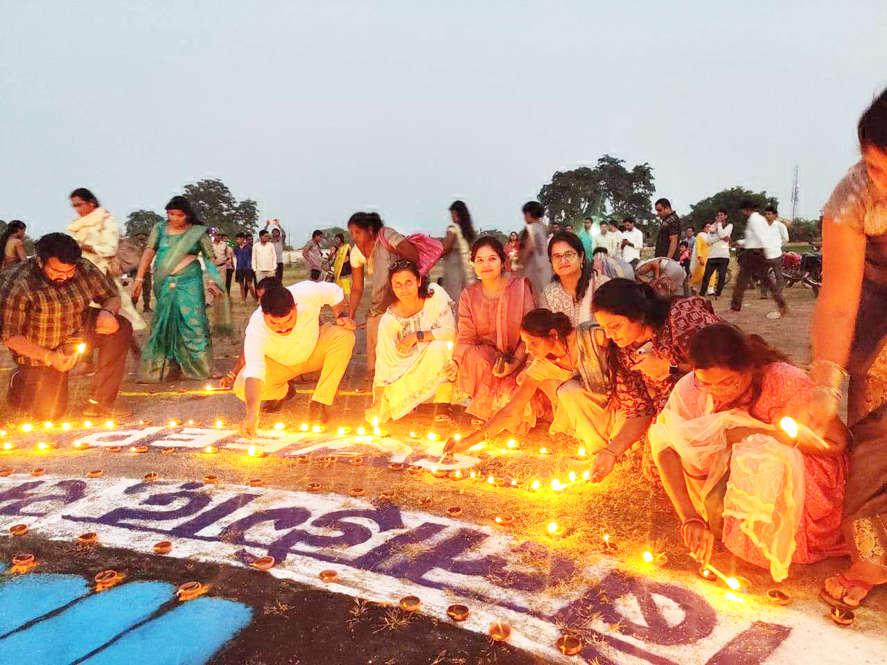 महिला मतदाताओं ने दीप जलाकर  शत-प्रतिशत मतदान का दिया संदेश
