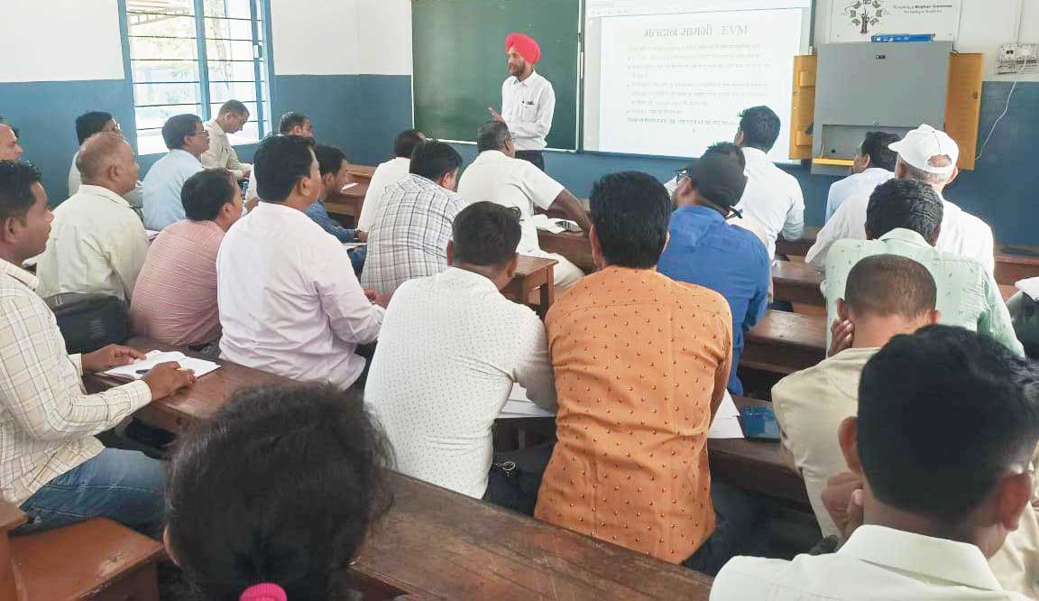 मतदान कर्मियों को  प्रशिक्षण प्रथम चरण में 4200 मतदान कर्मियों ने लिया हिस्सा