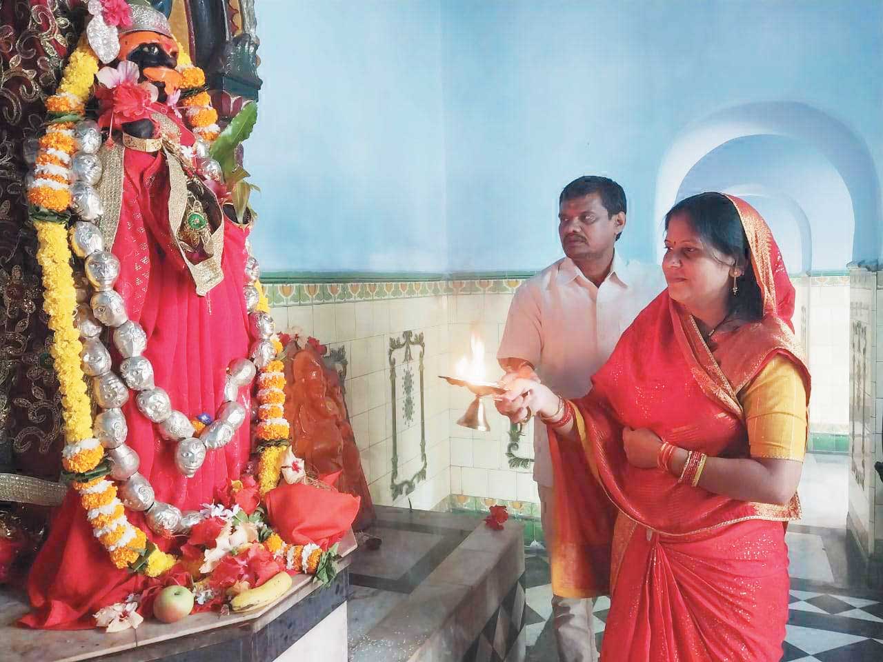 यशोदा ने दंतेश्वरी मंदिर में की पूजा-अर्चना
