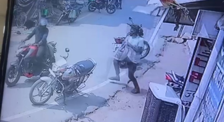 दिनदहाड़े गहनों से भरा बैग छीनकर फरार  