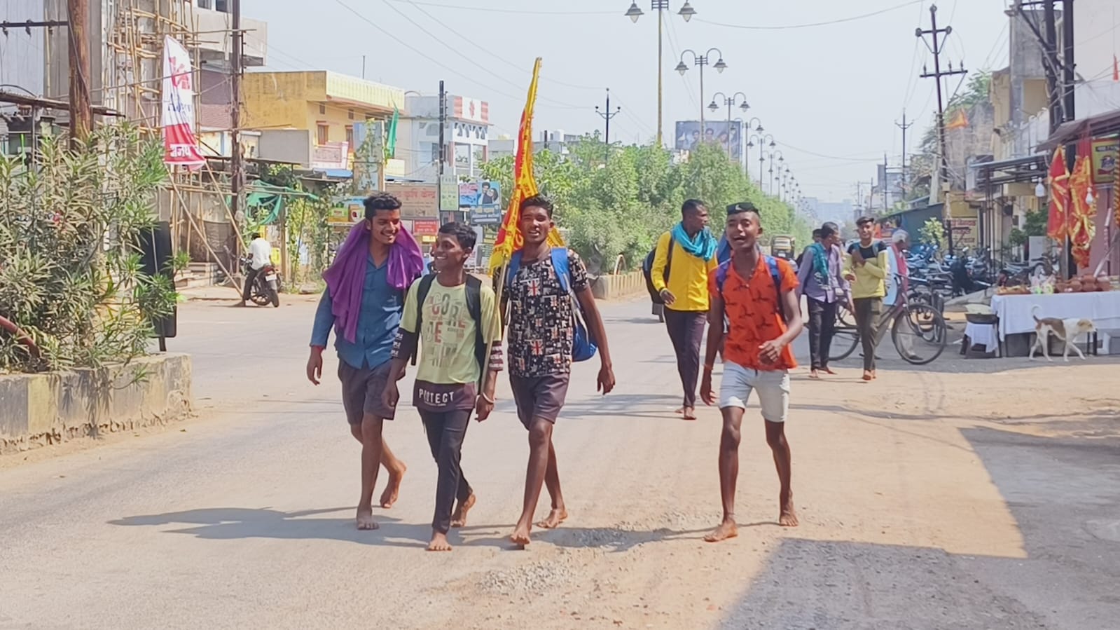 सडक़ों में पदयात्रियों का बढ़ा रेला सडक़ों में पदयात्रियों का बढ़ा रेला